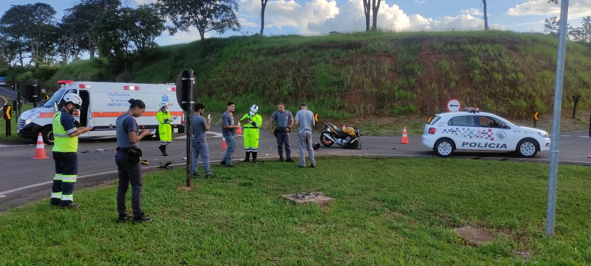 Foto 2 de 4 — Acidente entre BES e Trabiju deixa motociclista ferido